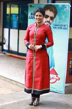 Iniya Photos
